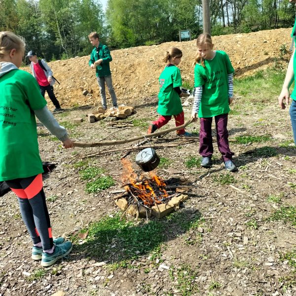 Essen über dem Feuer warmmachen